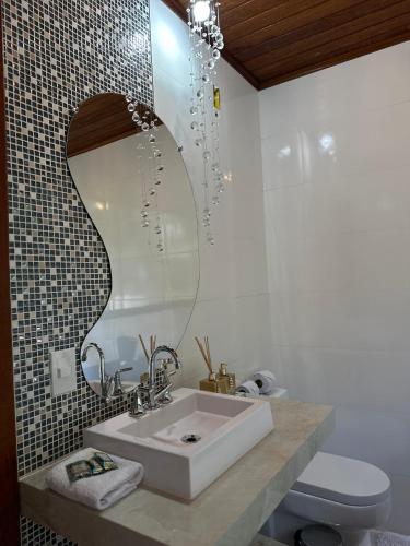a bathroom with a sink and a mirror at Chalé Garden - Pedra Azul in Domingos Martins