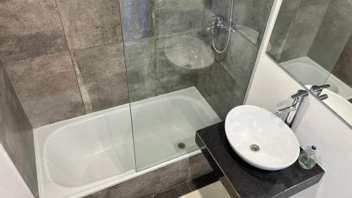 a bathroom with a shower and a toilet and a sink at Departamento Martinez San Isidro con AA y Wifi velocidad Ideal para quienes necesitan alojarse cerca de clínicas como Trinidad San Isidro Las Lomas o Fertilitis excelente acceso desde Panamericana y Thames espacio comodo tranquilo y totalmente equipado in Martínez