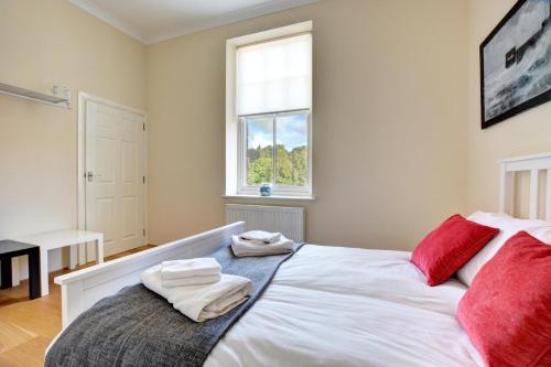 a bedroom with a large white bed with red pillows at 2 Bed in Richmond oc-ds187 in Richmond