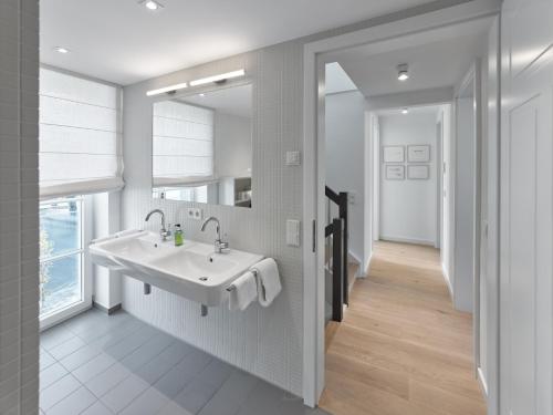 a bathroom with a sink and a mirror at Gästehaus Cantzheim in Kanzem