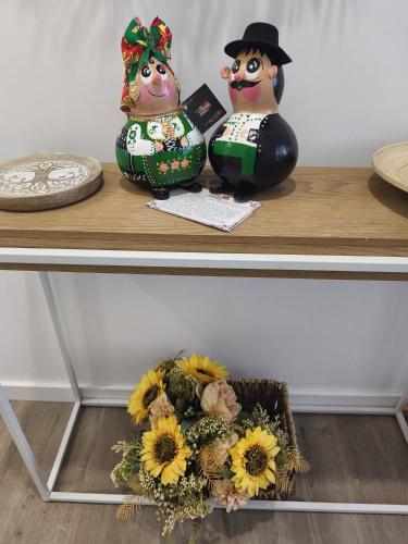 two vases sitting on a shelf with a bouquet of flowers at Valma GuestHouse in Viana do Castelo