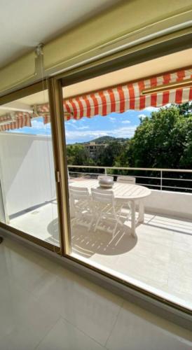 En balkon eller terrasse på Beautiful Studio with shared pool