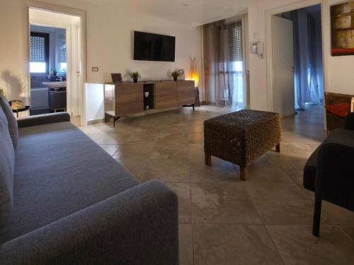 Televisor o centre d'entreteniment de APT-Large Private Terrace - Sleeps 6 - Close to Bari Airport - Spacious and Relaxing-DDN House