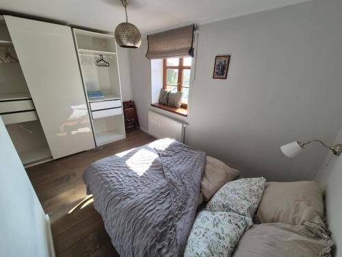 a bedroom with a bed and a couch in it at Chata rybacka w Orłowie / Apartament in Gdynia