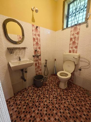 a bathroom with a toilet and a sink at Carvalhos Regina 100 mtrs Patnem beach in Canacona