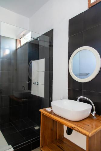 a bathroom with a sink and a mirror at Canto das Amêijoas in Inhambane