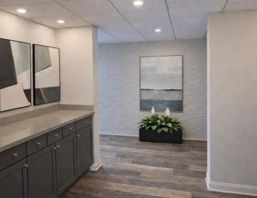a waiting room at a dental office at Hotel Arlington in Arlington