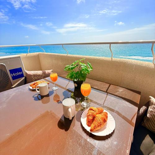 Benalbeach Apartment with Magnificent Sea View