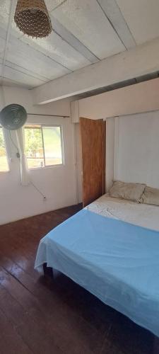 a bedroom with a blue bed in a room at Casa Valhalla Pipa in Pipa