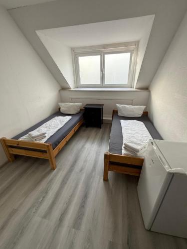 a room with two beds and a window at K 357 - Low budget Hotel in Ratekau bei Lübeck in Ratekau