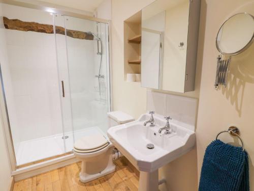 ein Badezimmer mit Waschbecken, Toilette und Dusche in der Unterkunft Ryepiece in Stratford-upon-Avon