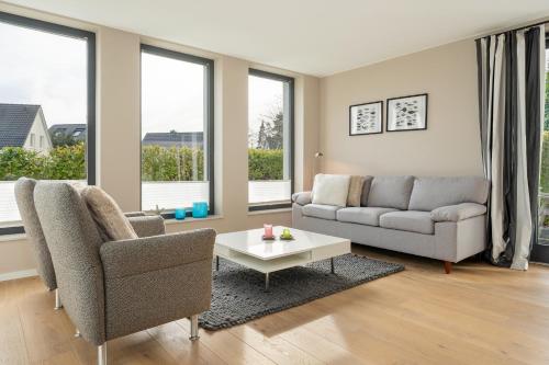 a living room with a couch and a coffee table at Gemütliches Ferienhaus in Scharbeutz