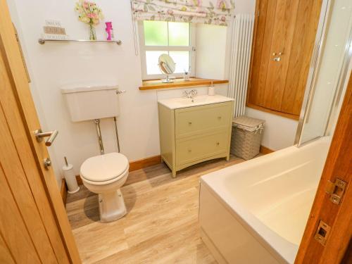 a bathroom with a toilet and a sink and a tub at Wayside Farm in Richmond