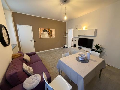 ein Wohnzimmer mit Sofa und Tisch in der Unterkunft Gerenzone Bridge-Air conditioning in Lecco