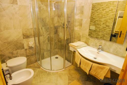 Bilik mandi di Residence Baita Cusini