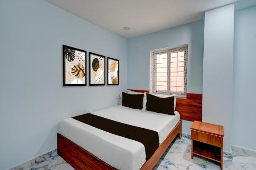 a bedroom with a bed and a window at Super Hotel O MM Stay & Luxury Rooms in Hyderabad