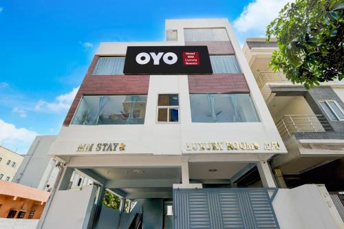 a building with a qo sign on the side of it at Super Hotel O MM Stay & Luxury Rooms in Hyderabad