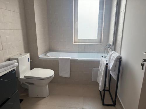 a bathroom with a toilet and a bath tub at IDDA Concept 4 in Târgu-Mureş