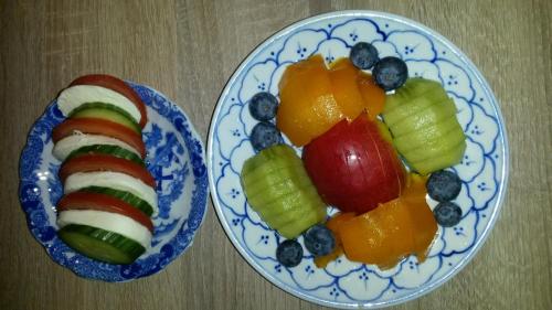 two blue and white plates of fruit on a table at B&B Noordwijk Binnen in Noordwijk