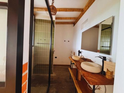 a bathroom with two sinks and a shower at Casa Alta Colombia, ecolodge con vistas, Pereira in Dosquebradas