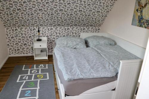 a small bedroom with a bed with a patterned wall at Seeluft in Warin