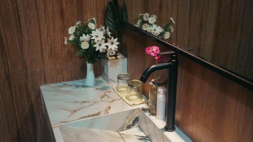 a bathroom with a marble counter with flowers on it at Angghy Garden Tetebatu in Tetebatu