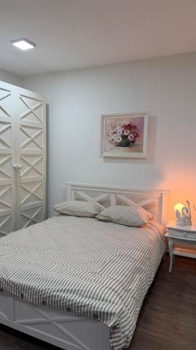 a bedroom with a bed and a painting on the wall at La casa di Elena in Reni