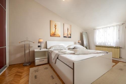 AA Dalmatia - Romantic gateway Exclusive Pool, Hot Tub & AC bedroom