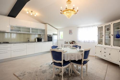 AA Dalmatia - Romantic gateway Exclusive Pool, Hot Tub & AC bedroom