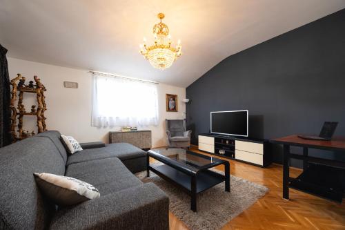AA Dalmatia - Romantic gateway Exclusive Pool, Hot Tub & AC bedroom