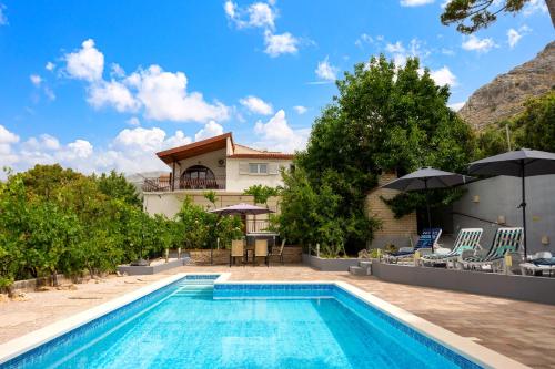 AA Dalmatia - Romantic gateway Exclusive Pool, Hot Tub & AC bedroom