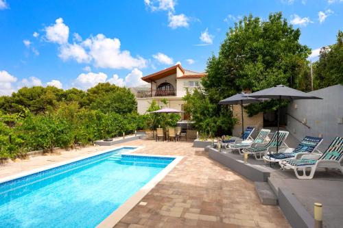 AA Dalmatia - Romantic gateway Exclusive Pool, Hot Tub & AC bedroom