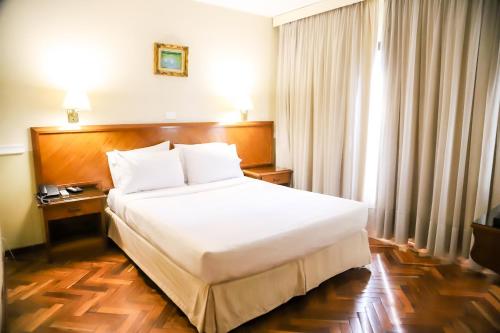 a bedroom with a large bed in a hotel room at Nobile Hotel Premier Hill in Asunción