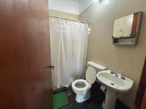 ein Badezimmer mit Toilette und Waschbecken in der Unterkunft Descanso Perfecto Ruta 34, Wifi, Cochera e Ideal para Viajeros, 3 personas in Fernández