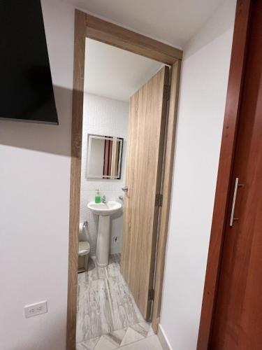 a bathroom with a toilet and a sink at Casa Villa Carolina I Tu Casa en Valledupar I Lujo y Confort I Aire en todas las Habitaciones in Valledupar