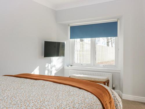a bedroom with a bed and a window at Little Norwood in Perth