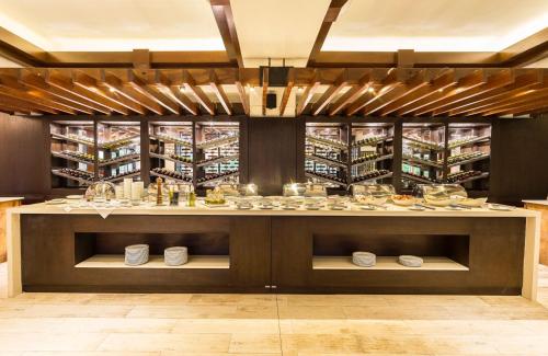 a restaurant with a counter with dishes on it at Hotel Camino Real in Santa Cruz de la Sierra