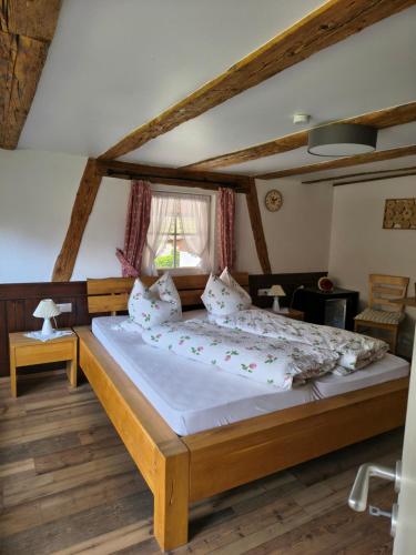 a bedroom with a large bed in a room at Hansenchristenhof in Gutach