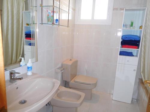 Et badeværelse på Precious Apartment in Alicante, Playa San Juan