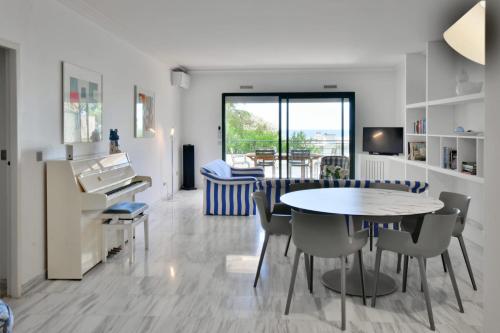 Stunning 3-Br Apartment with Large Terrace and Pool