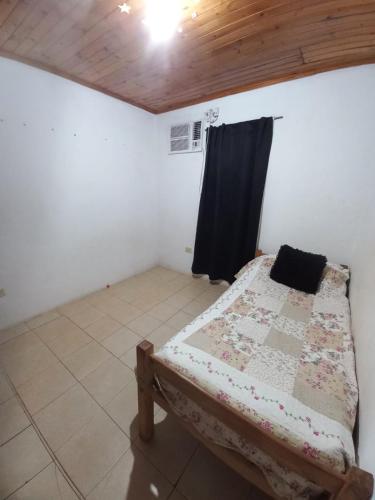a bedroom with a bed in a room at Dario Claussen house in Garupá