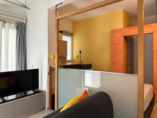 ein Wohnzimmer mit Sofa und Fernseher in der Unterkunft Casa 65 in Pontedera