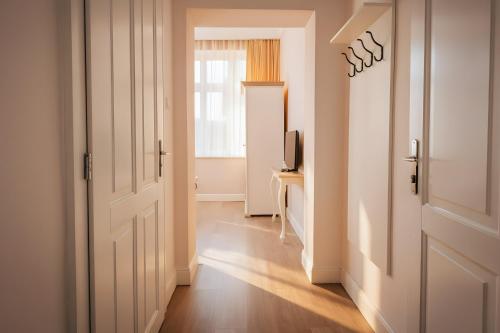 an empty hallway with a door and a television at Dwie Wieże in Międzyzdroje