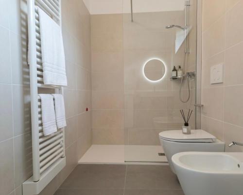 a bathroom with a toilet and a sink at GUEST ROOM GRADONOVE in Arco