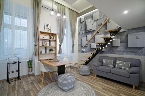 Budapest Central Gem studio next to New York Cafe