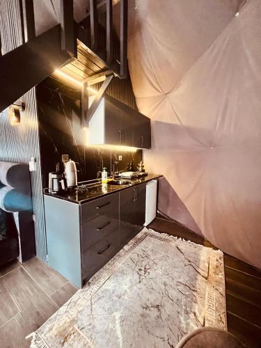 a kitchen with a sink and a counter at ByDamla Bungalov in Sapanca