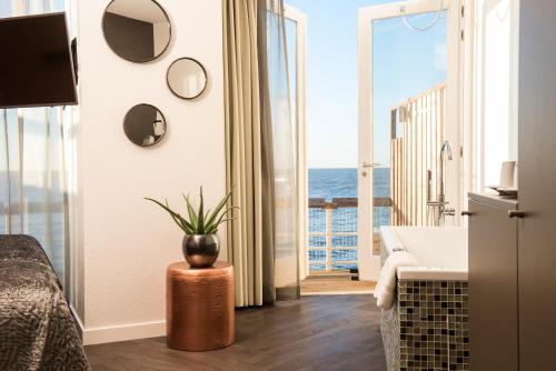 Cette chambre d'hôtel offre une vue sur l'océan. dans l'établissement De Pier Suites, à Scheveningen