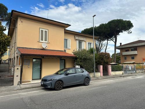 Ein kleiner Wagen parkte vor einem Haus in der Unterkunft Casa 65 in Pontedera