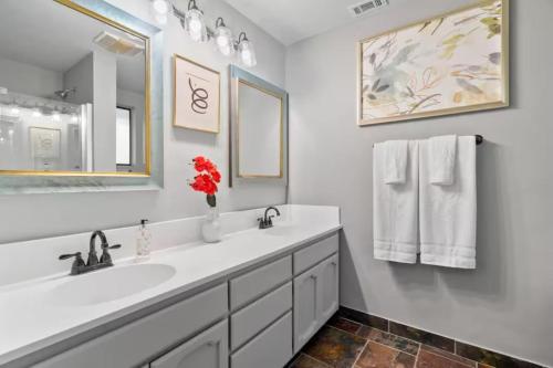 a white bathroom with two sinks and a mirror at Phoenix Lake Sonora in Sonora