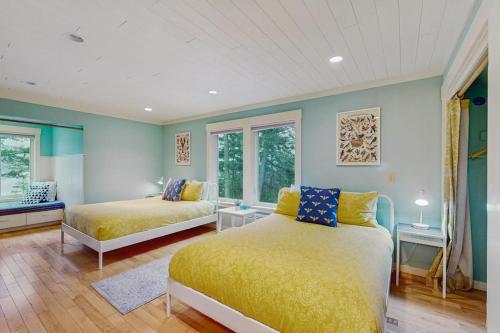 a bedroom with two beds in a room at Shore Thing Retreat in Eastsound